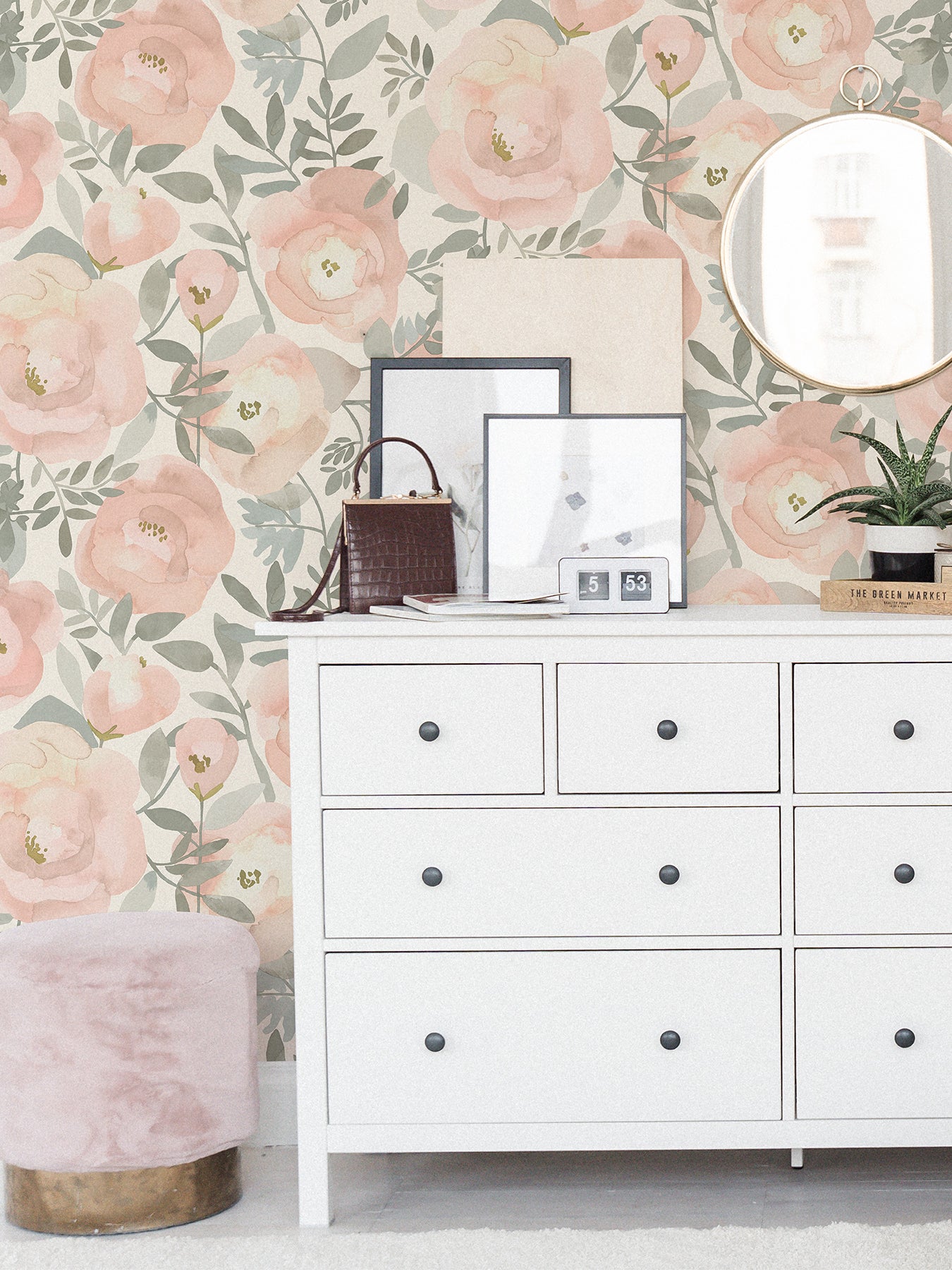 Peachy Keen P&S Wallpaper in a room setting