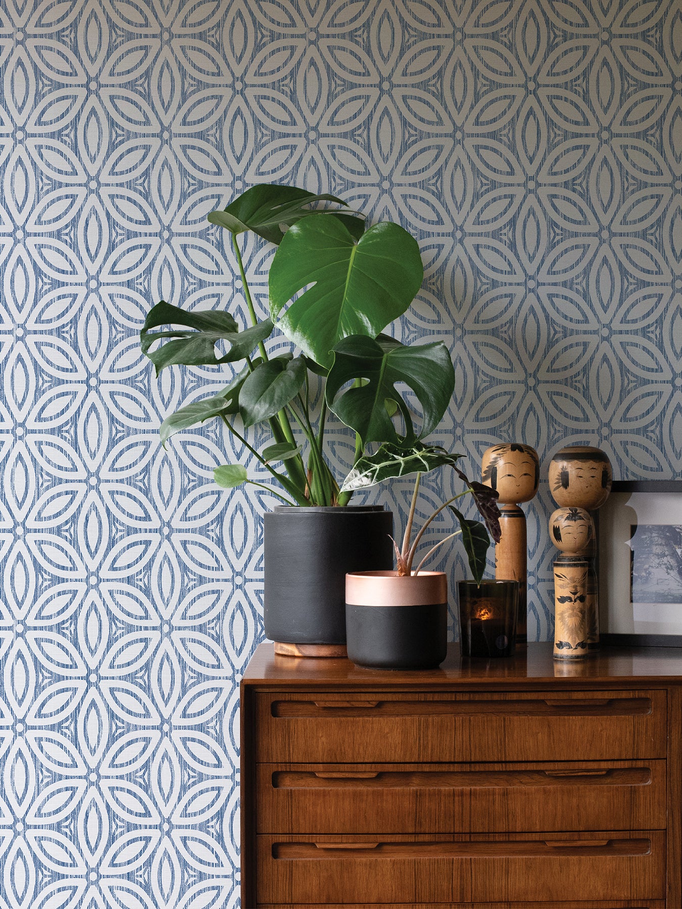 Hepatica Petal P&S Wallpaper in a room setting