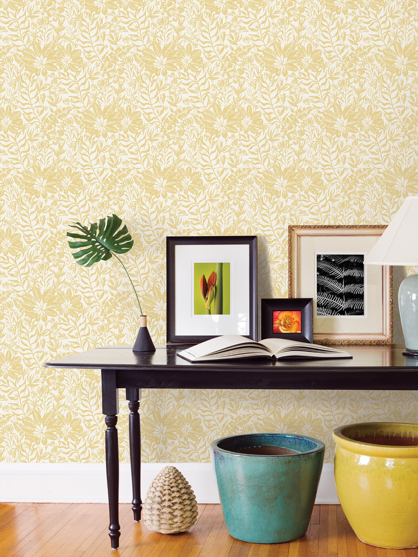 Foliole P&S Wallpaper in a room setting