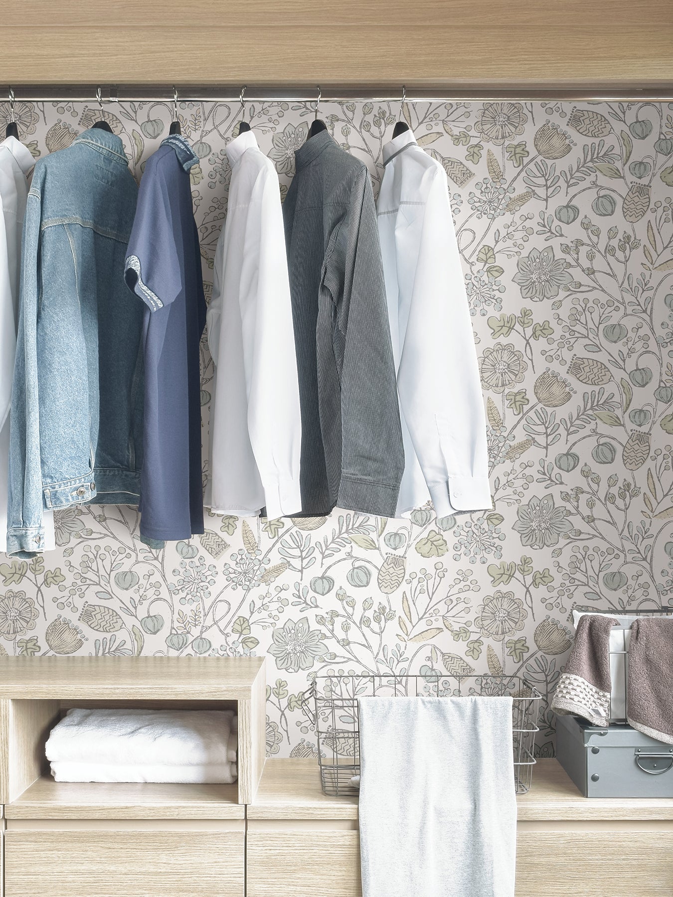 Southern Trail P&S Wallpaper in a room setting