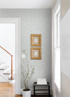 Wisley P&S Wallpaper in a room setting