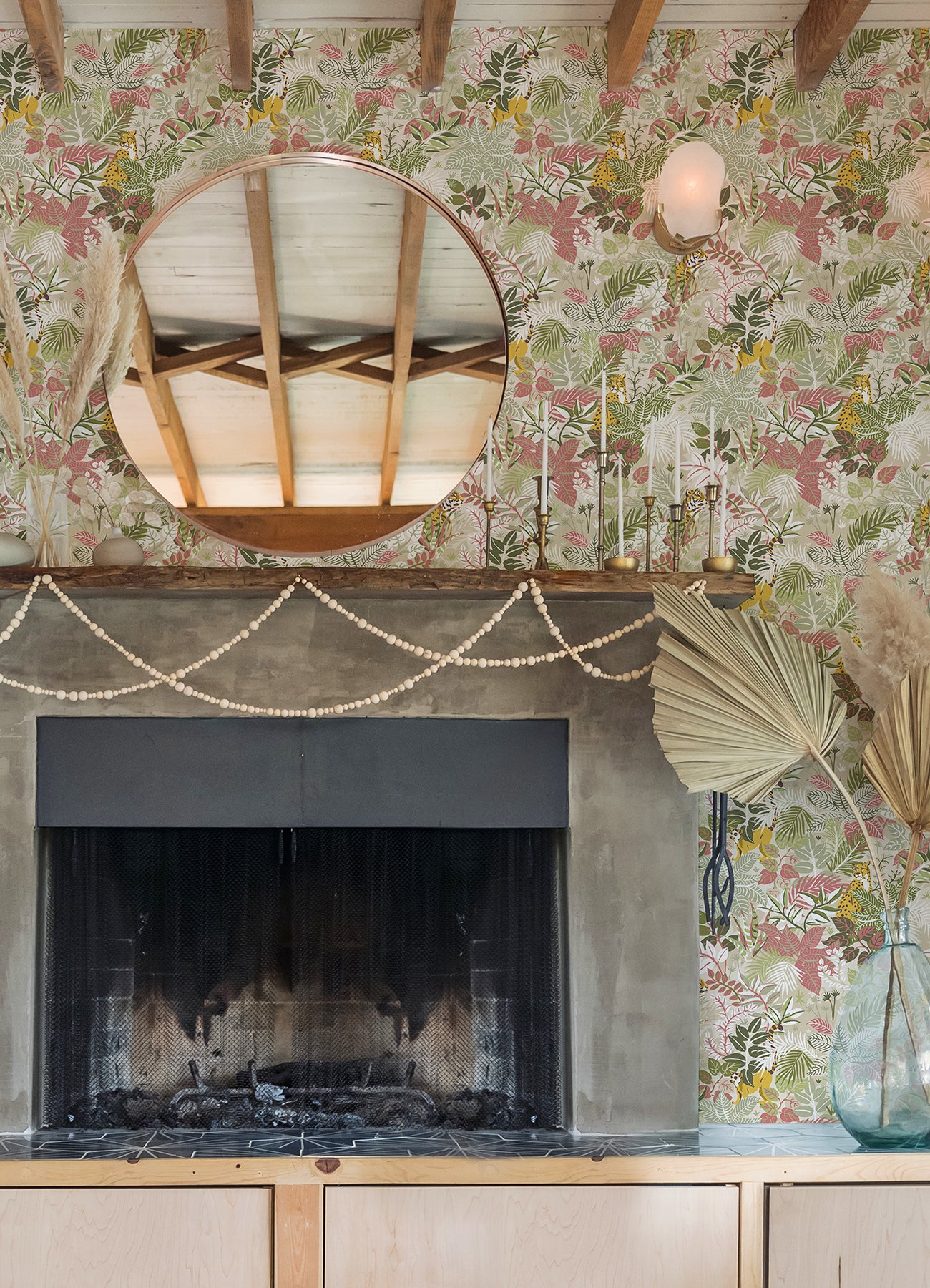 Tropical Oasis P&S Wallpaper in a room setting