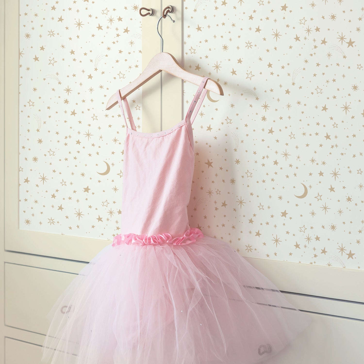 Twinkle Little Star Gold Peel and Stick Wallpaper in a room setting