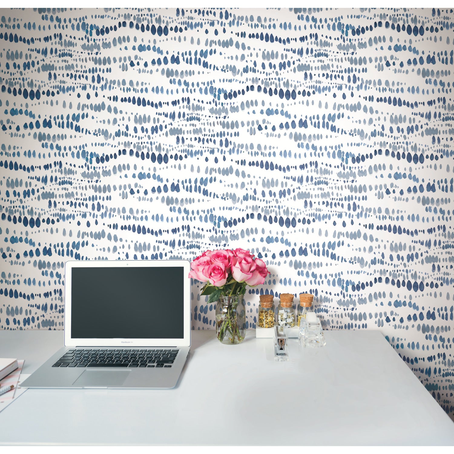RMK11761RL wallpaper in a room setting