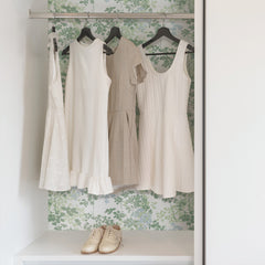 Queen Anne's Lace P&S Wallpaper in a room setting