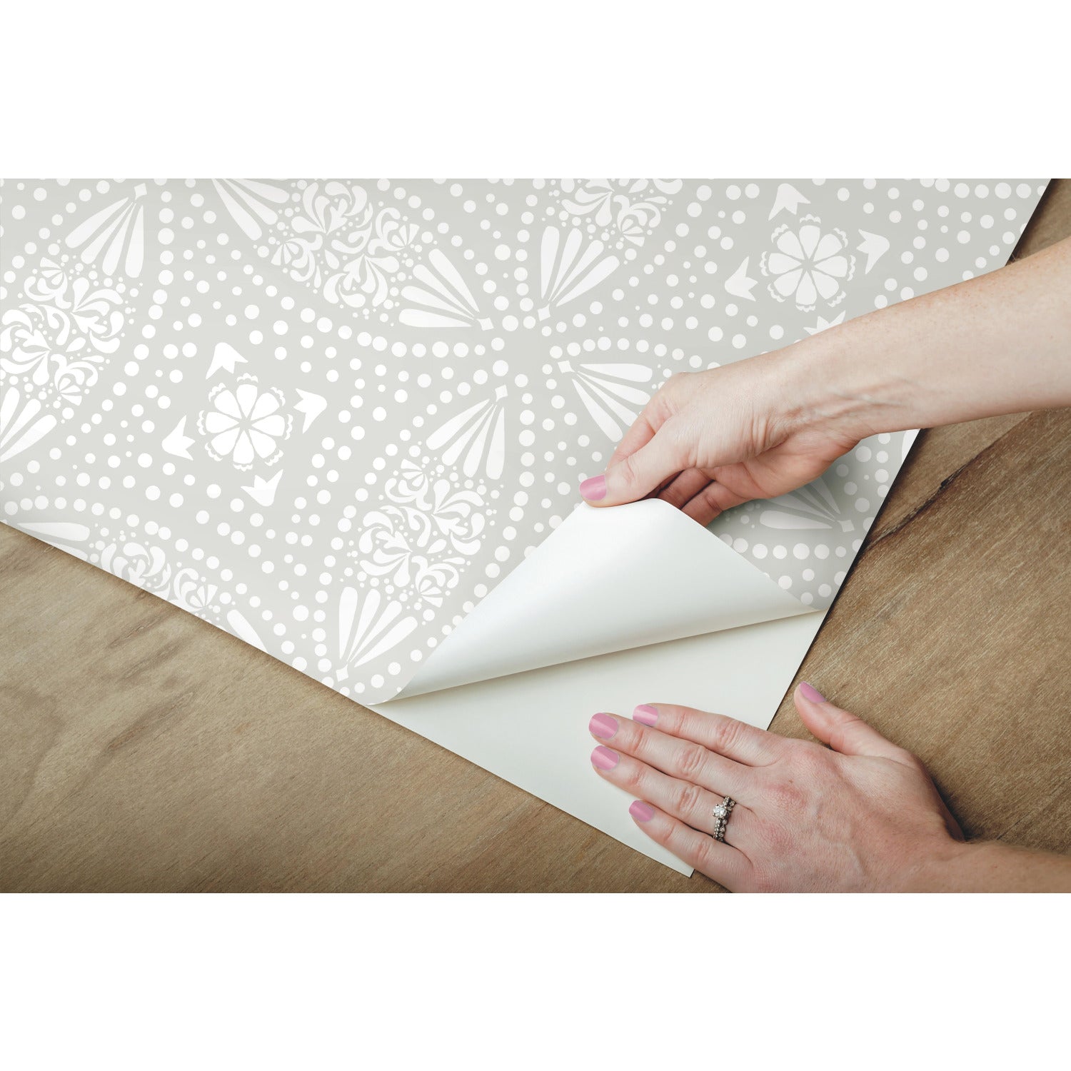 Overlapping Medallions P&S Wallpaper - how to peel
