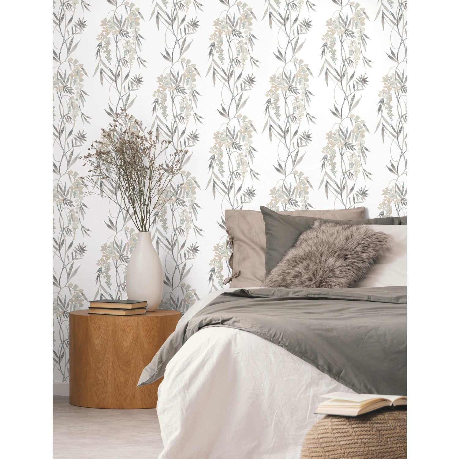 Nouveaux Wisteria P&S Wallpaper in a room setting