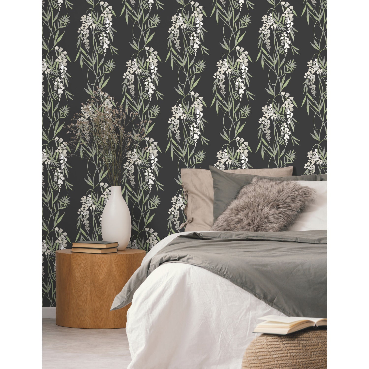 Nouveaux Wisteria P&S Wallpaper in a room setting