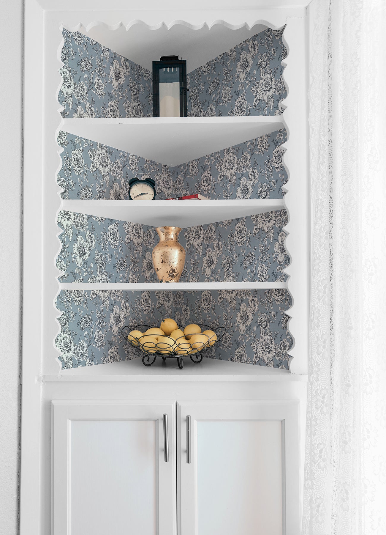 Winifred Peel & Stick Wallpaper in a room setting