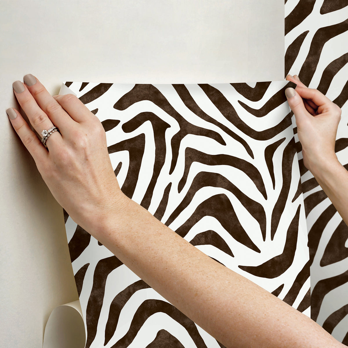 RPS6142-peel-and-stick-wallpaper-stick-application-step