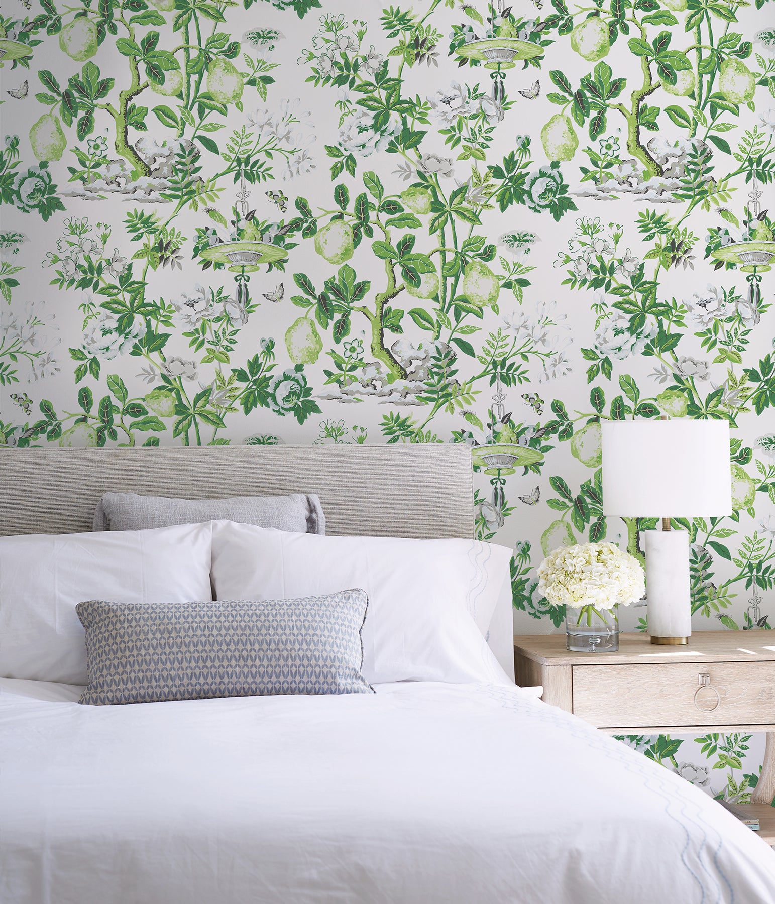 Shantung Garden P&S Wallpaper in a room setting
