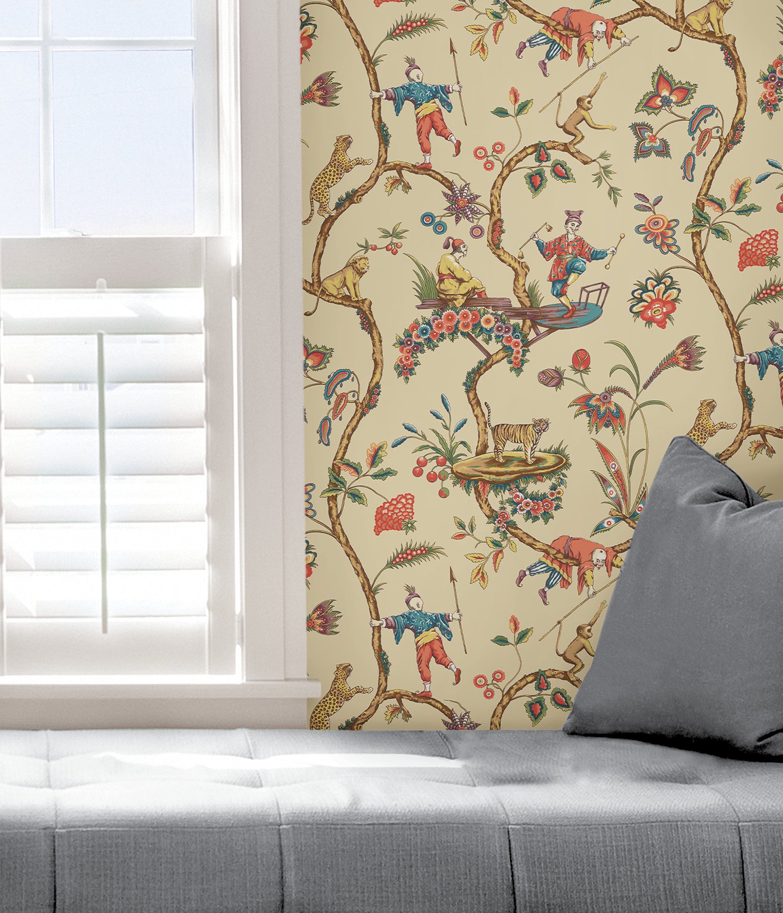 Chinoise Exotique P&S Wallpaper in a room setting