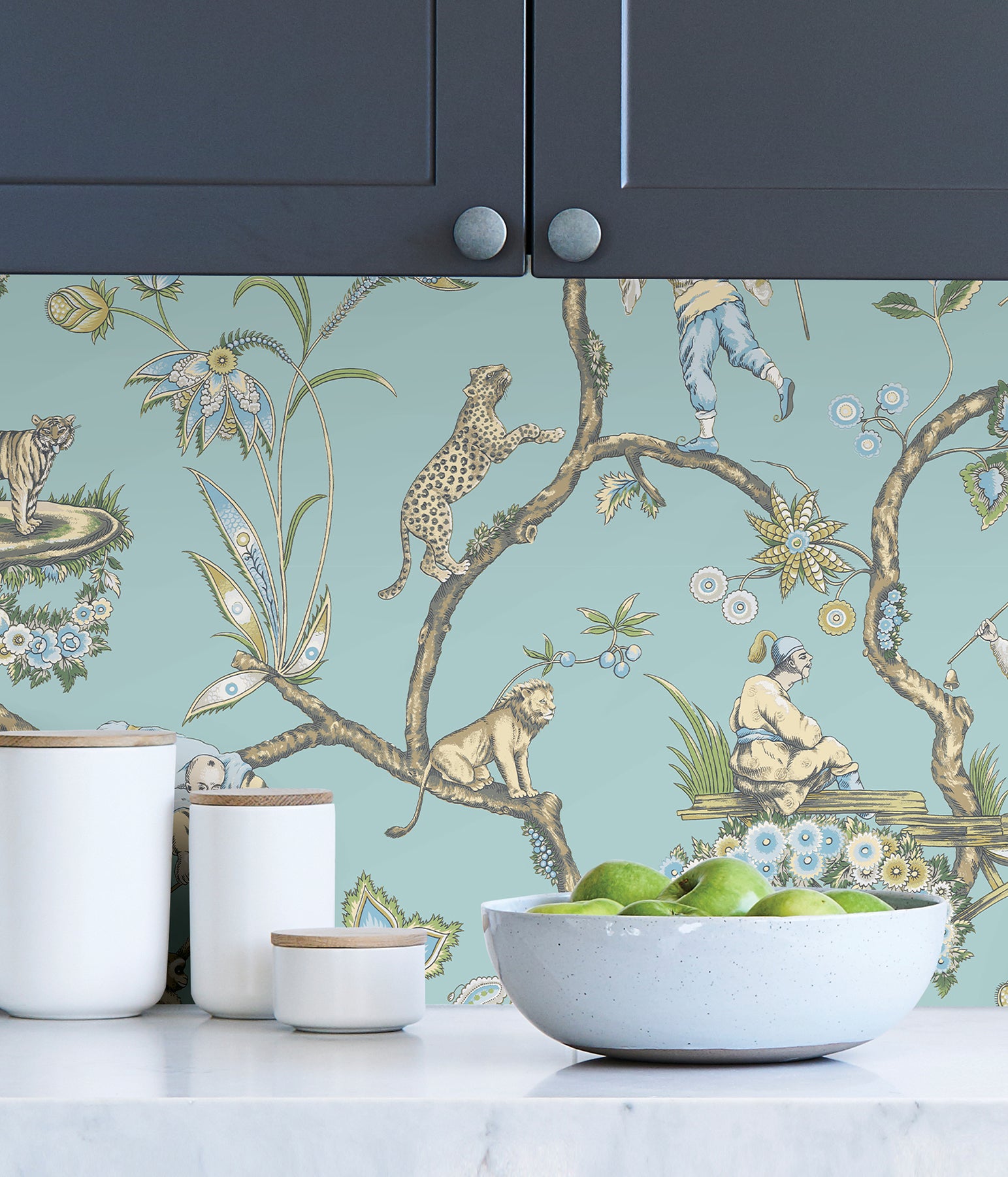 Chinoise Exotique P&S Wallpaper in a room setting
