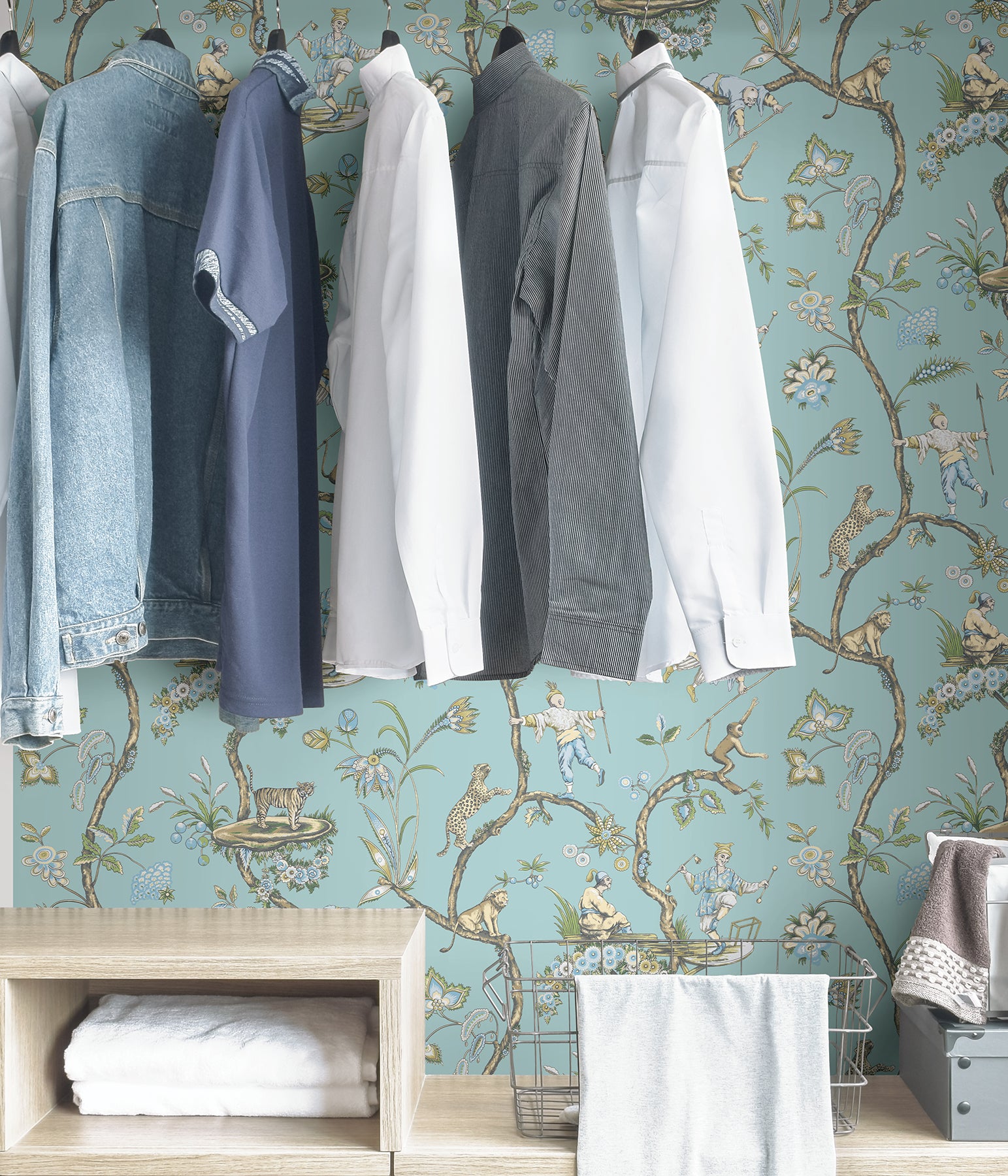 Chinoise Exotique P&S Wallpaper in a room setting